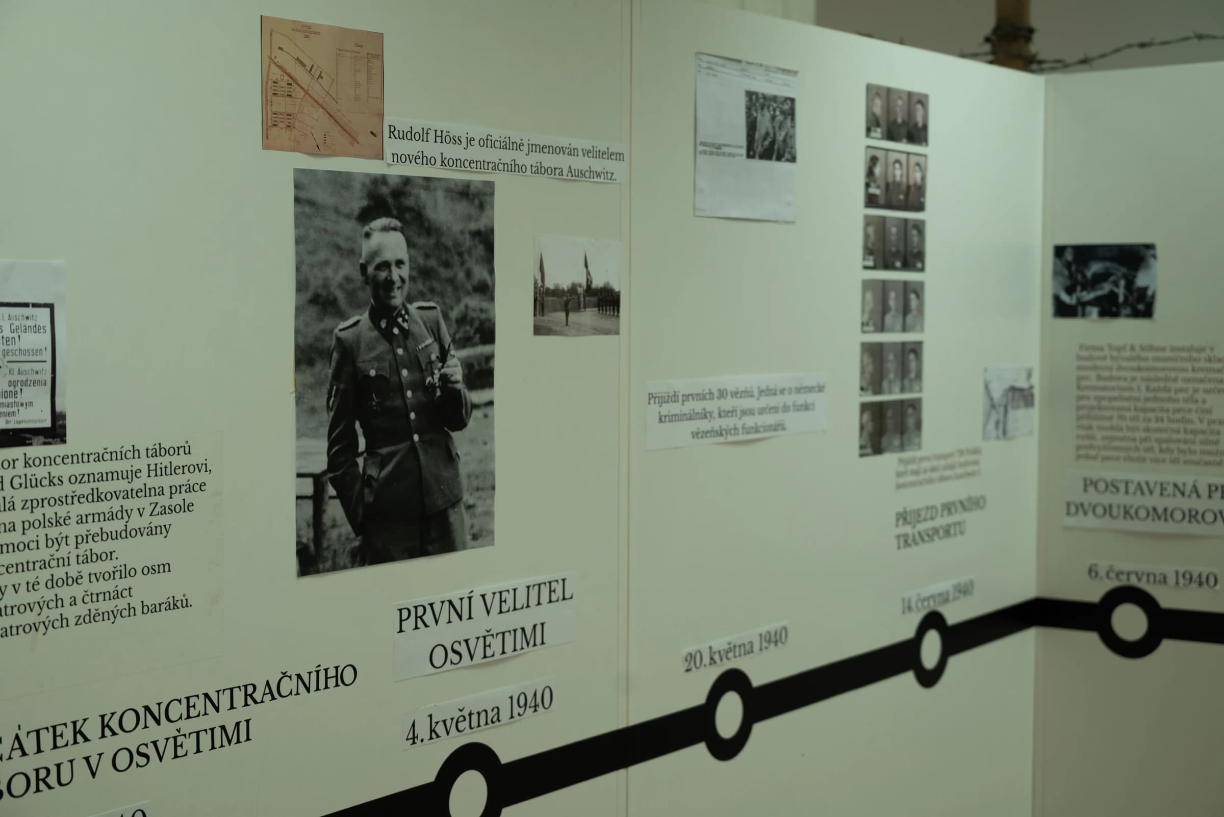 Výstavní panely s dokumenty, fotografiemi a časovou osou roku 1940